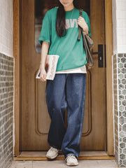 モデル画像:モデルが着用したレトロストレートデニムパンツのコーディネート