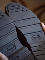 メタルアイレットとダブルステッチのディテール