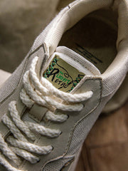 シューズのリネン素材と厚底デザインのディテール