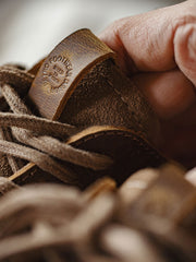 製品画像:
「70年代OGスタイルを取り入れた厚底スニーカーの正面全体展示図。アッパーには牛革スエードとクレイジーホースレザーを使用し、異素材パッチワークデザインとサンドカラーのヴィンテージ感が特徴。3.5cm厚のラバーソールで快適さとスタイルアップを実現。」
詳細画像:
「厚底スニーカーのディテールクローズアップ。牛革スエードとクレイジーホースレザーを使用した異素材パッチワークが高級感を演出し、丁寧なステッチワークがクラシックデザインを引き立てます。サンドカラー配色が70年代OGスタイルの魅力を際立たせています。」