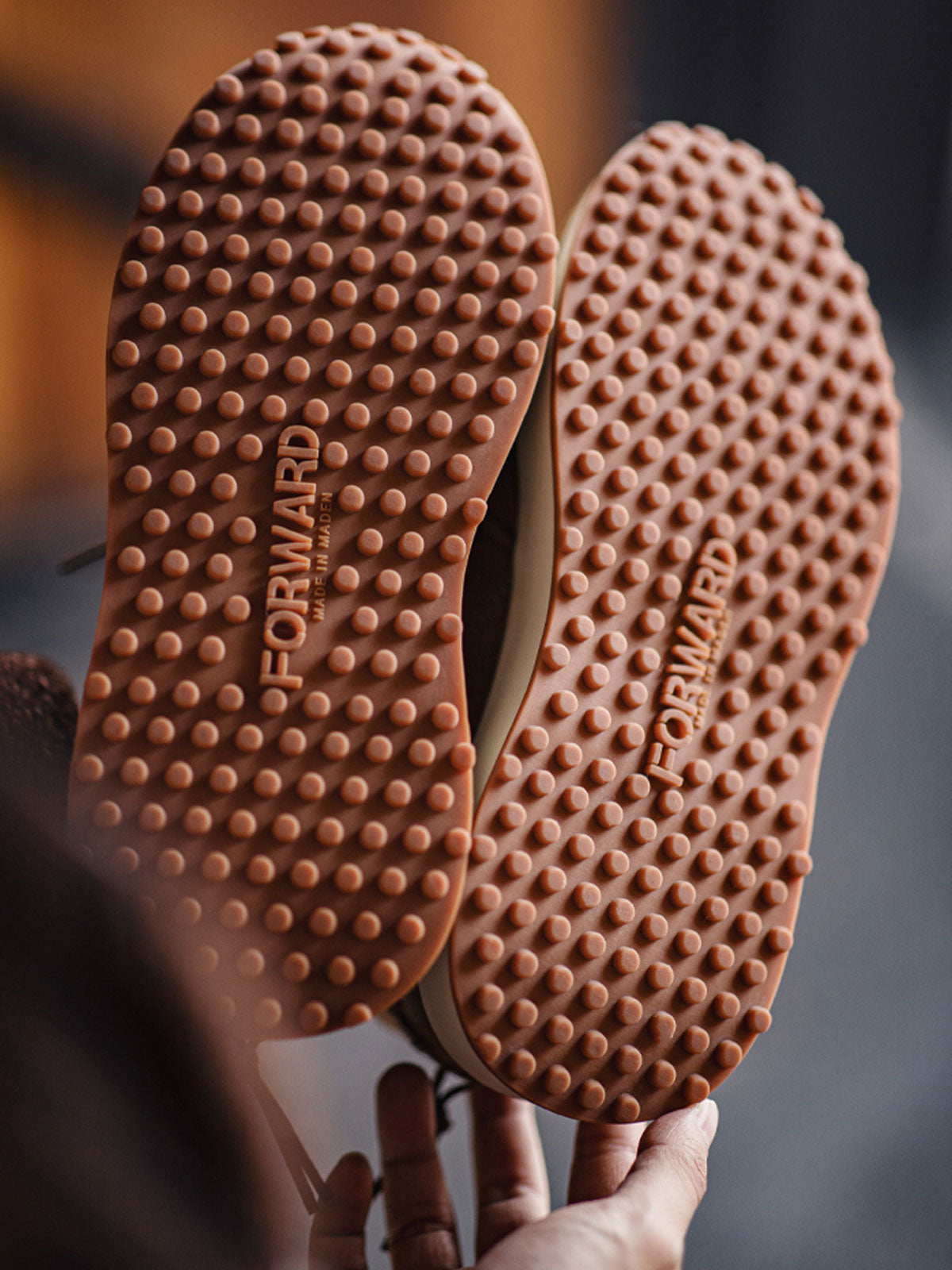 製品画像:
「70年代OGスタイルを取り入れた厚底スニーカーの正面全体展示図。アッパーには牛革スエードとクレイジーホースレザーを使用し、異素材パッチワークデザインとサンドカラーのヴィンテージ感が特徴。3.5cm厚のラバーソールで快適さとスタイルアップを実現。」
詳細画像:
「厚底スニーカーのディテールクローズアップ。牛革スエードとクレイジーホースレザーを使用した異素材パッチワークが高級感を演出し、丁寧なステッチワークがクラシックデザインを引き立てます。サンドカラー配色が70年代OGスタイルの魅力を際立たせています。」