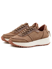 製品画像:
「70年代OGスタイルを取り入れた厚底スニーカーの正面全体展示図。アッパーには牛革スエードとクレイジーホースレザーを使用し、異素材パッチワークデザインとサンドカラーのヴィンテージ感が特徴。3.5cm厚のラバーソールで快適さとスタイルアップを実現。」
詳細画像:
「厚底スニーカーのディテールクローズアップ。牛革スエードとクレイジーホースレザーを使用した異素材パッチワークが高級感を演出し、丁寧なステッチワークがクラシックデザインを引き立てます。サンドカラー配色が70年代OGスタイルの魅力を際立たせています。」