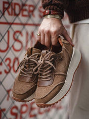 製品画像:
「70年代OGスタイルを取り入れた厚底スニーカーの正面全体展示図。アッパーには牛革スエードとクレイジーホースレザーを使用し、異素材パッチワークデザインとサンドカラーのヴィンテージ感が特徴。3.5cm厚のラバーソールで快適さとスタイルアップを実現。」
詳細画像:
「厚底スニーカーのディテールクローズアップ。牛革スエードとクレイジーホースレザーを使用した異素材パッチワークが高級感を演出し、丁寧なステッチワークがクラシックデザインを引き立てます。サンドカラー配色が70年代OGスタイルの魅力を際立たせています。」