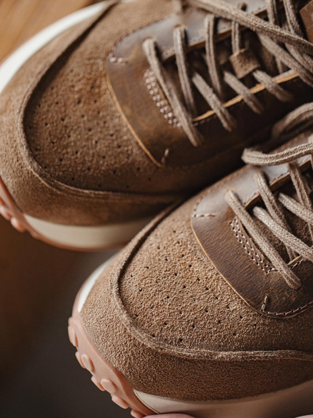 製品画像:
「70年代OGスタイルを取り入れた厚底スニーカーの正面全体展示図。アッパーには牛革スエードとクレイジーホースレザーを使用し、異素材パッチワークデザインとサンドカラーのヴィンテージ感が特徴。3.5cm厚のラバーソールで快適さとスタイルアップを実現。」
詳細画像:
「厚底スニーカーのディテールクローズアップ。牛革スエードとクレイジーホースレザーを使用した異素材パッチワークが高級感を演出し、丁寧なステッチワークがクラシックデザインを引き立てます。サンドカラー配色が70年代OGスタイルの魅力を際立たせています。」