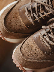 製品画像:
「70年代OGスタイルを取り入れた厚底スニーカーの正面全体展示図。アッパーには牛革スエードとクレイジーホースレザーを使用し、異素材パッチワークデザインとサンドカラーのヴィンテージ感が特徴。3.5cm厚のラバーソールで快適さとスタイルアップを実現。」
詳細画像:
「厚底スニーカーのディテールクローズアップ。牛革スエードとクレイジーホースレザーを使用した異素材パッチワークが高級感を演出し、丁寧なステッチワークがクラシックデザインを引き立てます。サンドカラー配色が70年代OGスタイルの魅力を際立たせています。」