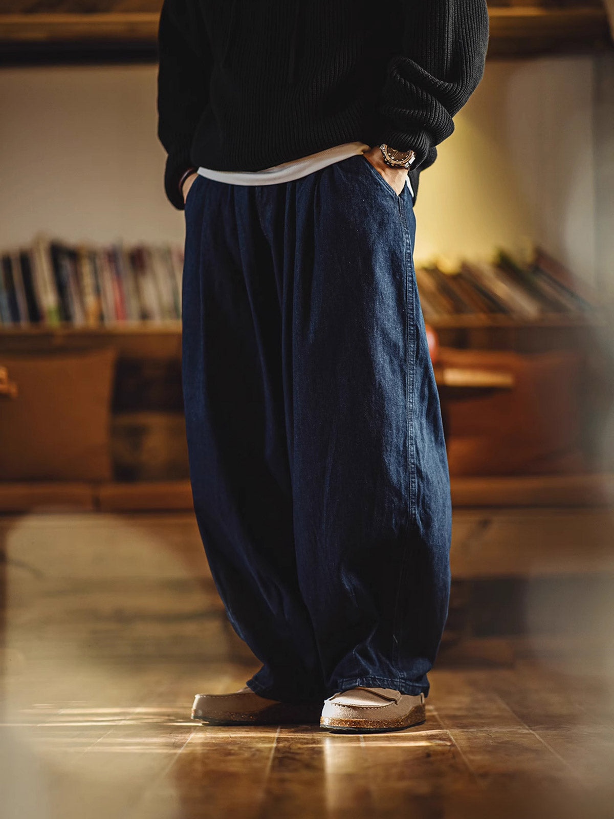 詳細画像
アッパーとソールのディテールアップ。レース付きのアッパーと厚底ソールの質感が際立ち、デザインの細部までしっかりと伝わる画像。
モデル画像
モデルがレース付きフラットモカシン厚底ミュールを着用したコーディネート。シンプルでありながら、レースディテールがアクセントになり、カジュアルなスタイルにぴったりのアイテム。