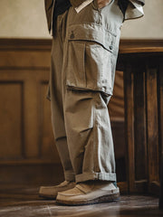 詳細画像
アッパーとソールのディテールアップ。レース付きのアッパーと厚底ソールの質感が際立ち、デザインの細部までしっかりと伝わる画像。
モデル画像
モデルがレース付きフラットモカシン厚底ミュールを着用したコーディネート。シンプルでありながら、レースディテールがアクセントになり、カジュアルなスタイルにぴったりのアイテム。