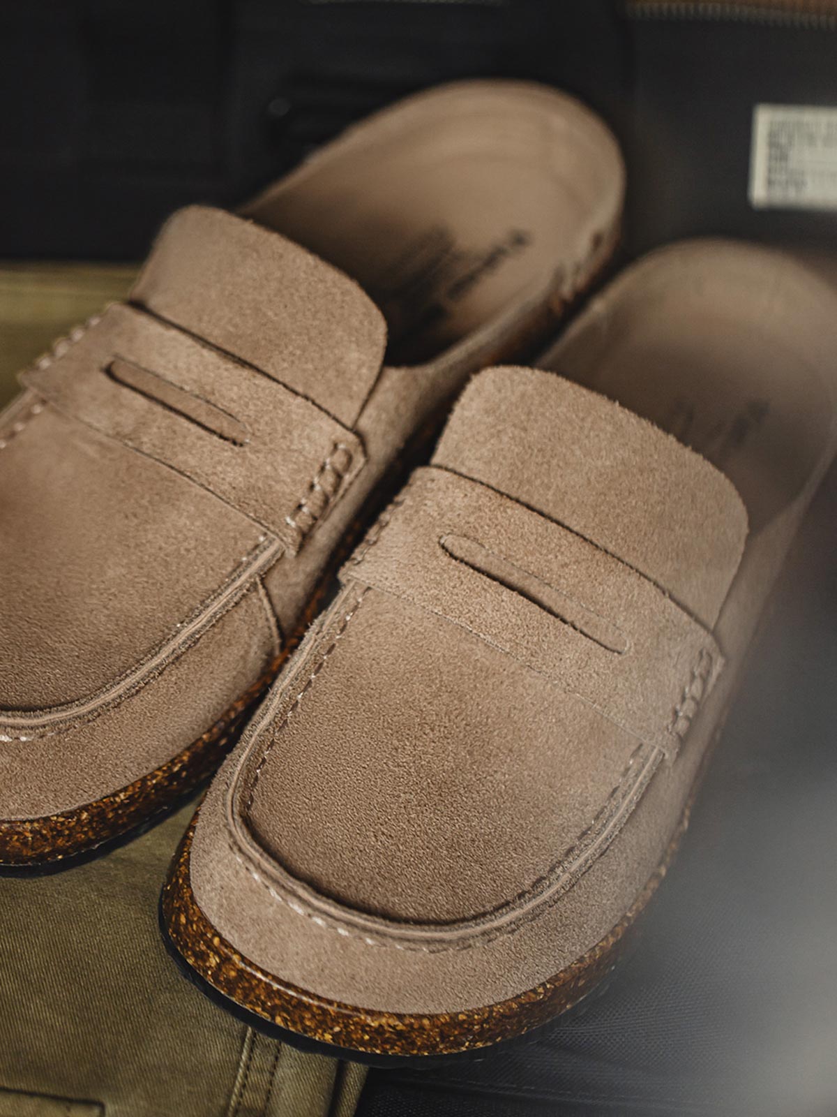 詳細画像
アッパーとソールのディテールアップ。レース付きのアッパーと厚底ソールの質感が際立ち、デザインの細部までしっかりと伝わる画像。
モデル画像
モデルがレース付きフラットモカシン厚底ミュールを着用したコーディネート。シンプルでありながら、レースディテールがアクセントになり、カジュアルなスタイルにぴったりのアイテム。