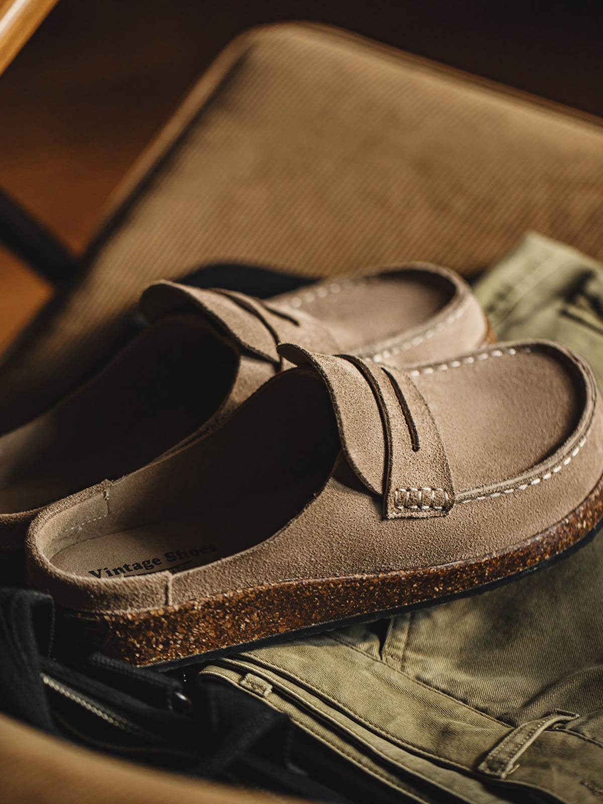 製品画像
レース付きフラットモカシン厚底ミュールの全体展示。レースディテールと厚底ソールが特徴的で、カジュアルでありながらエレガントな雰囲気を持つアイテム。
詳細画像
アッパーとソールのディテールアップ。レース付きのアッパーと厚底ソールの質感が際立ち、デザインの細部までしっかりと伝わる画像。