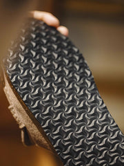 製品画像
レース付きフラットモカシン厚底ミュールの全体展示。レースディテールと厚底ソールが特徴的で、カジュアルでありながらエレガントな雰囲気を持つアイテム。
詳細画像
アッパーとソールのディテールアップ。レース付きのアッパーと厚底ソールの質感が際立ち、デザインの細部までしっかりと伝わる画像。