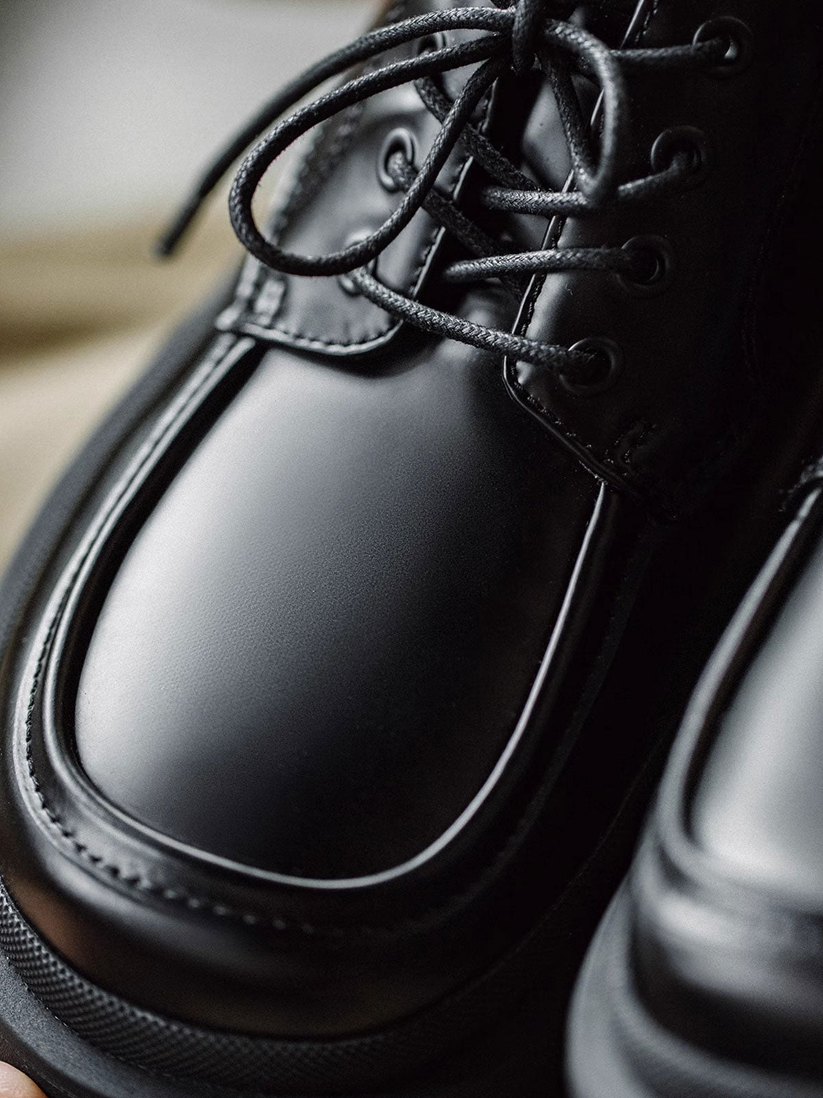 U字型ステッチとギザギザラバーソールの詳細画像