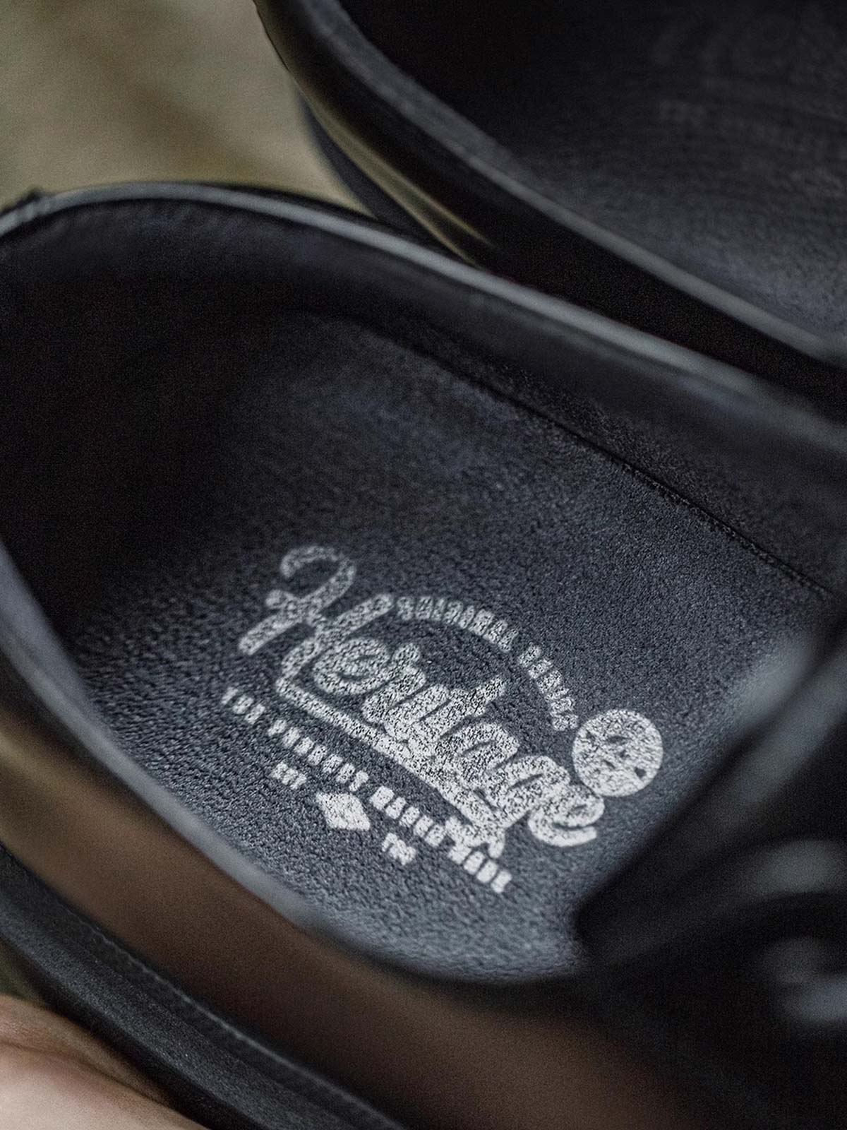 U字型ステッチとギザギザラバーソールの詳細画像