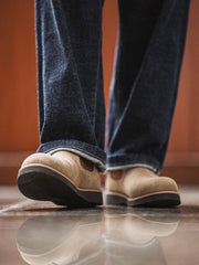 詳細画像:
チェルシーブーツのゴムバンドとスエードの質感がクローズアップされたディテール画像。履きやすさとデザインの美しさが強調されています。
モデル画像:
モデルがライトブラウンスエードチェルシーブーツを履いたスタイル。カジュアルからワークスタイルまで、多様なコーディネートに対応可能なアイテムです。