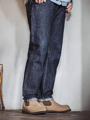 製品画像:
ライトブラウンのスエードチェルシーブーツ全体画像。シンプルで洗練されたデザインが特徴で、秋冬シーズンに最適なスタイルを提案します。
詳細画像:
チェルシーブーツのゴムバンドとスエードの質感がクローズアップされたディテール画像。履きやすさとデザインの美しさが強調されています。