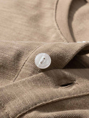 ヘンリーネックTシャツのリブディテールと内側縫製の特写画像