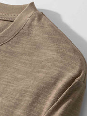 ヘンリーネックTシャツのリブディテールと内側縫製の特写画像