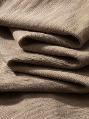 ヘンリーネックTシャツのリブディテールと内側縫製の特写画像