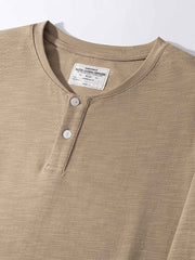 ヘンリーネックTシャツのリブディテールと内側縫製の特写画像