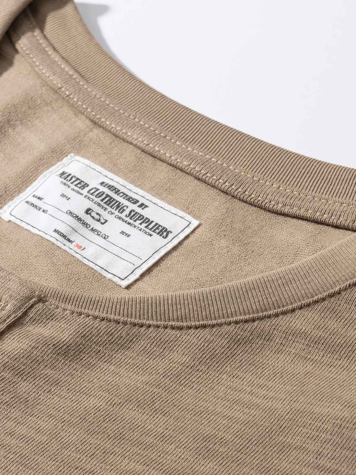 ヘンリーネックTシャツのリブディテールと内側縫製の特写画像