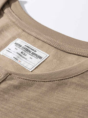 ヘンリーネックTシャツのリブディテールと内側縫製の特写画像