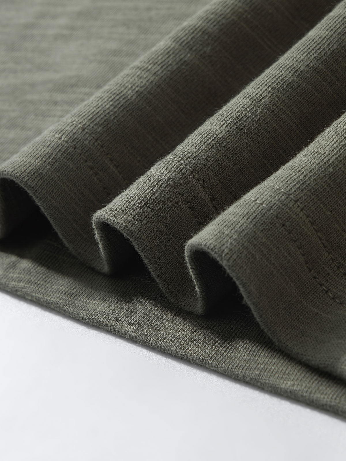 長袖Tシャツのスラブコットン素材とリブネックのディテール画像