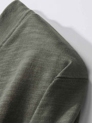 長袖Tシャツのスラブコットン素材とリブネックのディテール画像