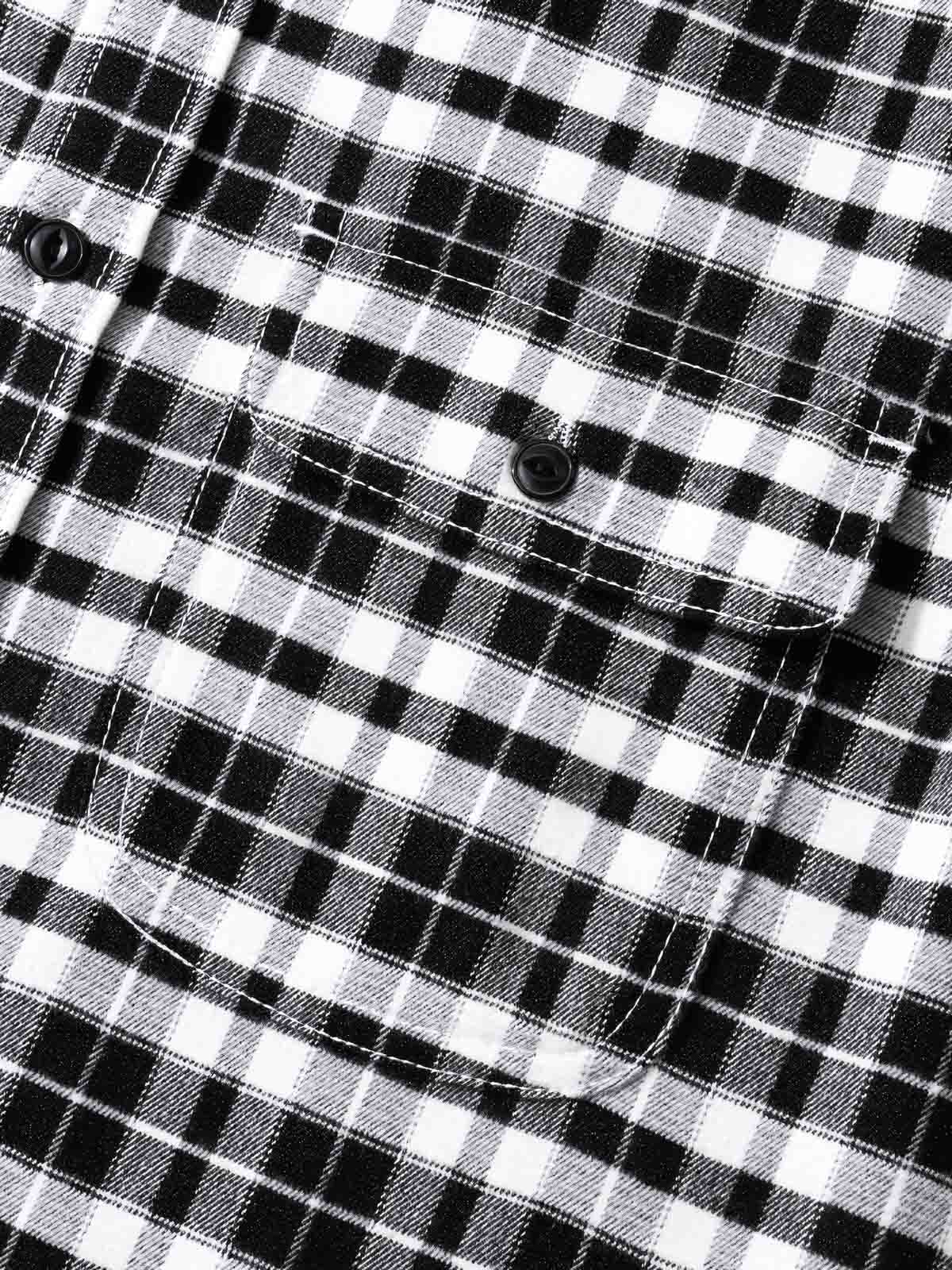 軽い起毛加工生地とクラシックなポケットデザインのディテール画像