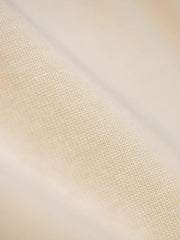 Tシャツ前面に施された「守護の眼」刺繍のクローズアップ。使用された7色の糸と複数の刺繍技術が生み出す複雑さを強調。