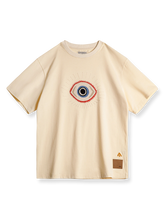 「守護の眼」の刺繍の詳細が映えるショートスリーブTシャツの正面画像。