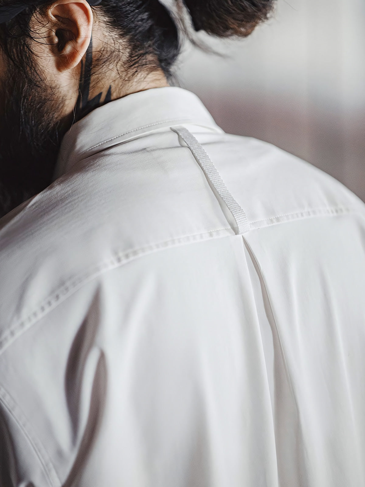 ミリタリースタイルのヘリンボーン柄ダブルブレストシャツ着用