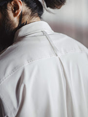 ミリタリースタイルのヘリンボーン柄ダブルブレストシャツ着用