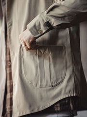 ミリタリースタイルのヘリンボーン柄ダブルブレストシャツ着用