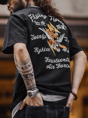 モデルがアメリカンヴィンテージ飛虎刺繍Tシャツを着用している様子 素材成分: