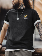 モデルがアメリカンヴィンテージ飛虎刺繍Tシャツを着用している様子 素材成分: