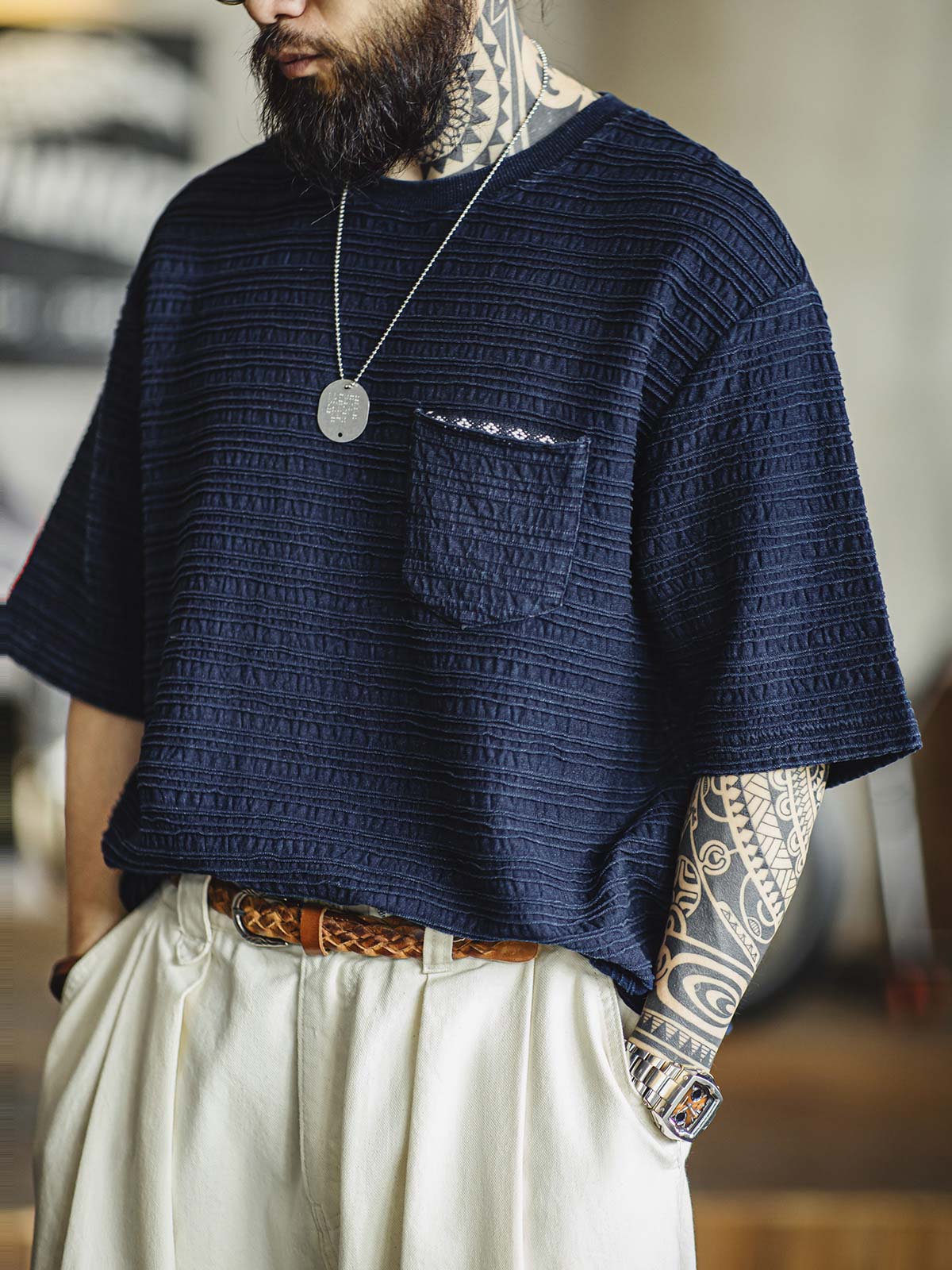 モデルが着用したニットジャカードウェーブ柄Tシャツのスタイリング例