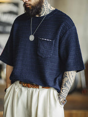 モデルが着用したニットジャカードウェーブ柄Tシャツのスタイリング例