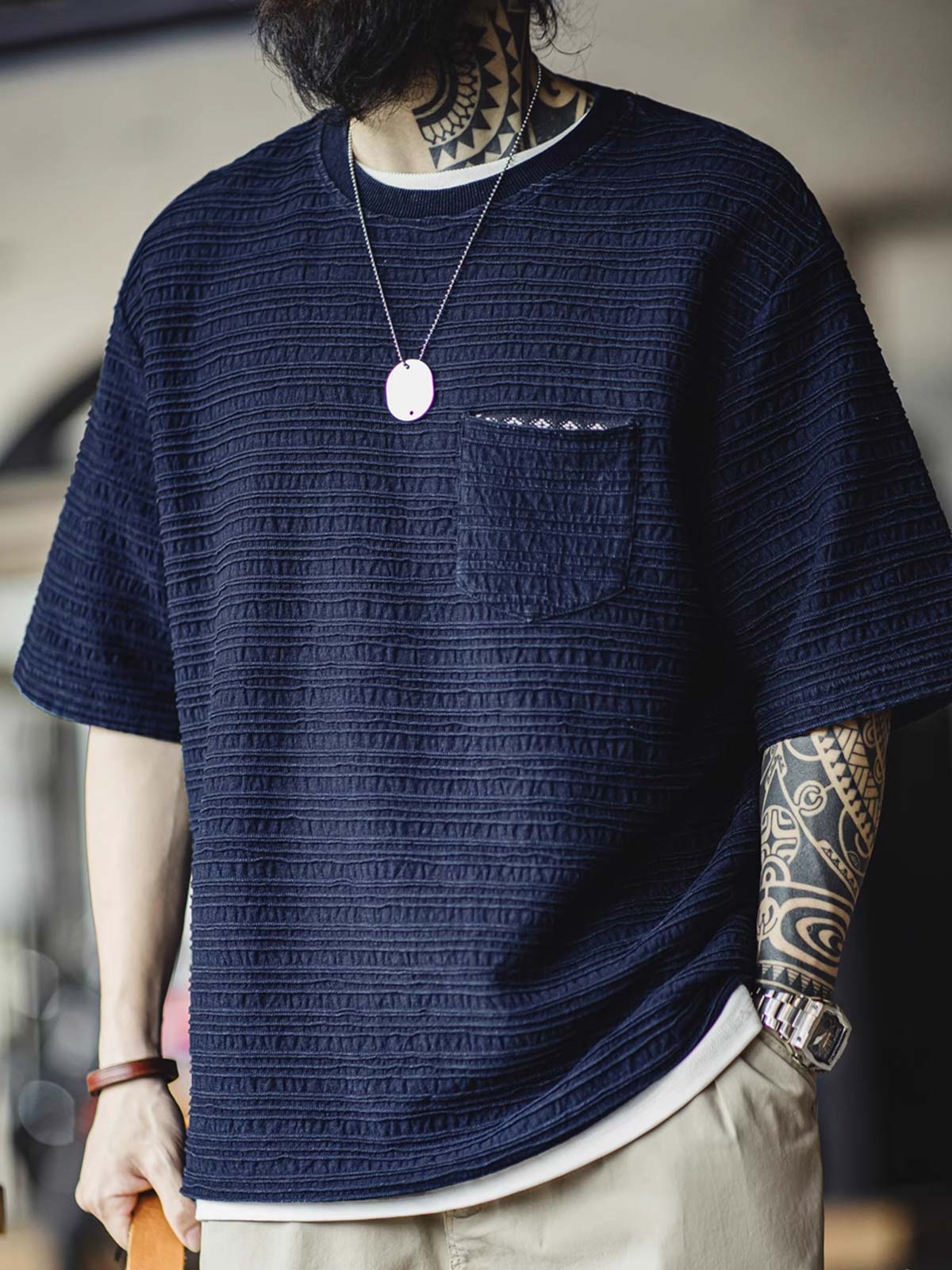 モデルが着用したニットジャカードウェーブ柄Tシャツのスタイリング例