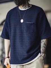 モデルが着用したニットジャカードウェーブ柄Tシャツのスタイリング例