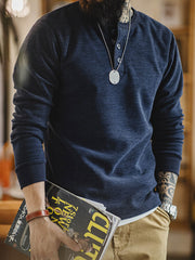 詳細画像: ヘンリーネックのクラシックなY字ボタンとダブルフリース素材のディテール
モデル画像: ダブルフリース ヘンリーネックを着たモデル、暖かくレトロなヴィンテージスタイルを披露