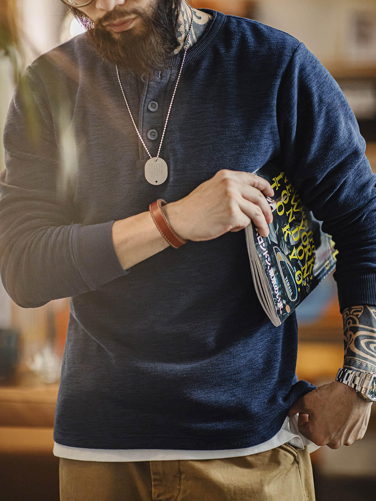 詳細画像: ヘンリーネックのクラシックなY字ボタンとダブルフリース素材のディテール
モデル画像: ダブルフリース ヘンリーネックを着たモデル、暖かくレトロなヴィンテージスタイルを披露