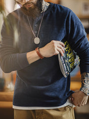 詳細画像: ヘンリーネックのクラシックなY字ボタンとダブルフリース素材のディテール
モデル画像: ダブルフリース ヘンリーネックを着たモデル、暖かくレトロなヴィンテージスタイルを披露