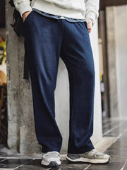 詳細画像: パンツのディテール、白い編み込みドローストリングと石風ビーズ
モデル画像: モデルが着用するワッフルニットカジュアルパンツ、リラックススタイル