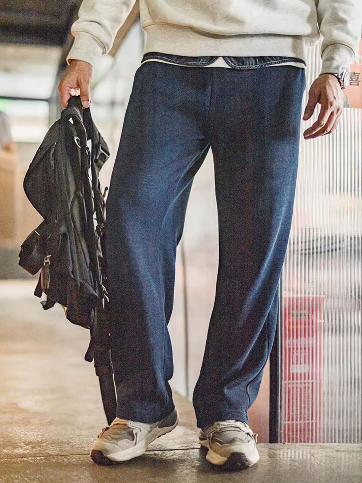 詳細画像: パンツのディテール、白い編み込みドローストリングと石風ビーズ
モデル画像: モデルが着用するワッフルニットカジュアルパンツ、リラックススタイル