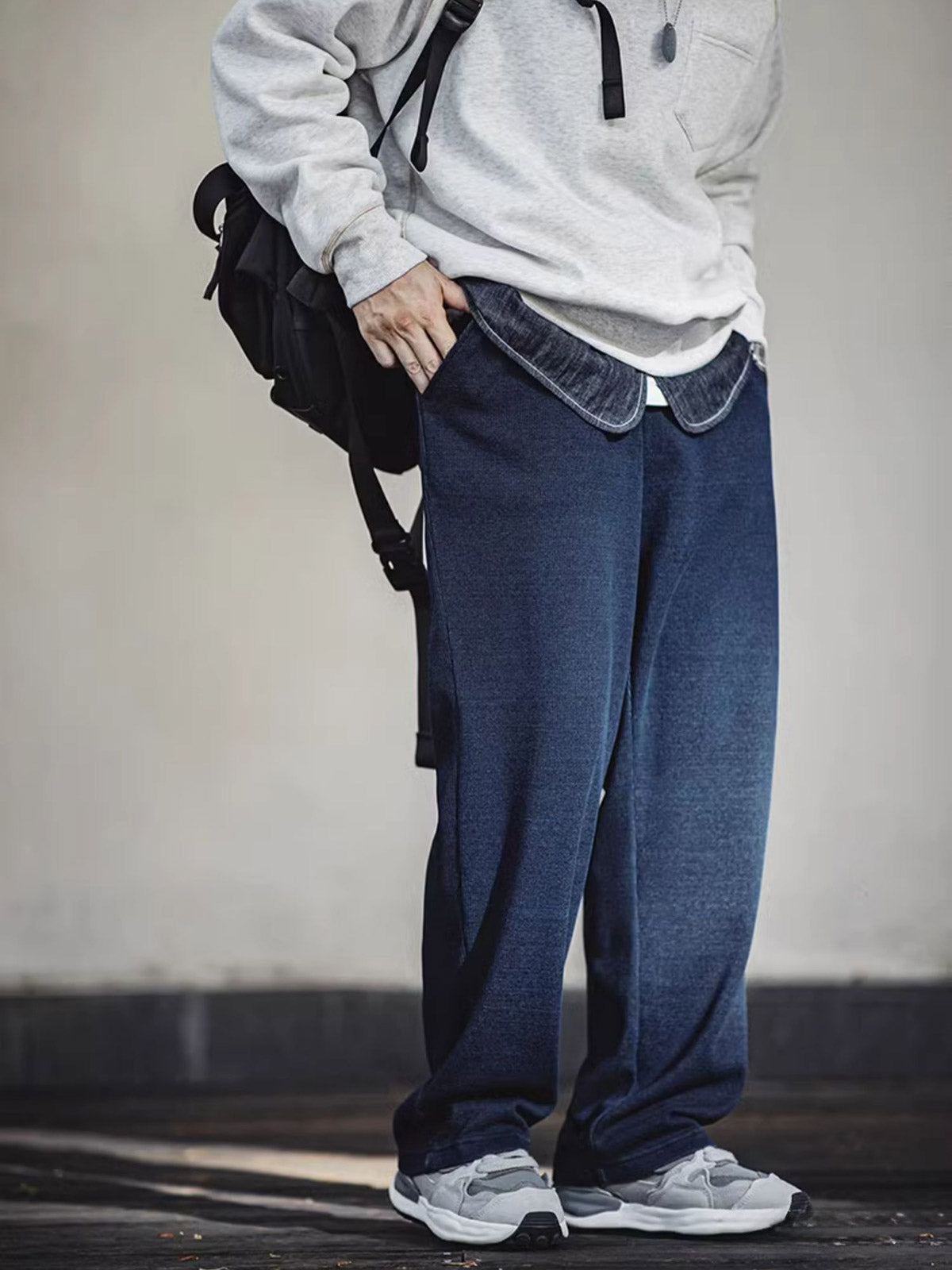 詳細画像: パンツのディテール、白い編み込みドローストリングと石風ビーズ
モデル画像: モデルが着用するワッフルニットカジュアルパンツ、リラックススタイル