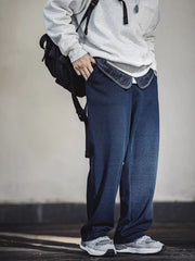 詳細画像: パンツのディテール、白い編み込みドローストリングと石風ビーズ
モデル画像: モデルが着用するワッフルニットカジュアルパンツ、リラックススタイル