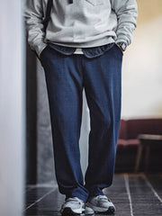 詳細画像: パンツのディテール、白い編み込みドローストリングと石風ビーズ
モデル画像: モデルが着用するワッフルニットカジュアルパンツ、リラックススタイル