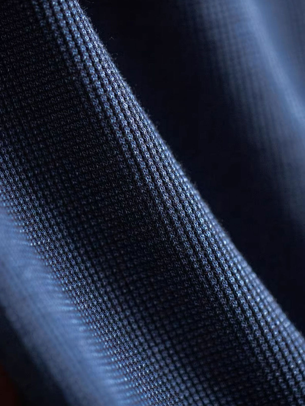 製品画像: ワッフルニットドレープ効果付きカジュアルパンツ正面図
詳細画像: パンツのディテール、白い編み込みドローストリングと石風ビーズ