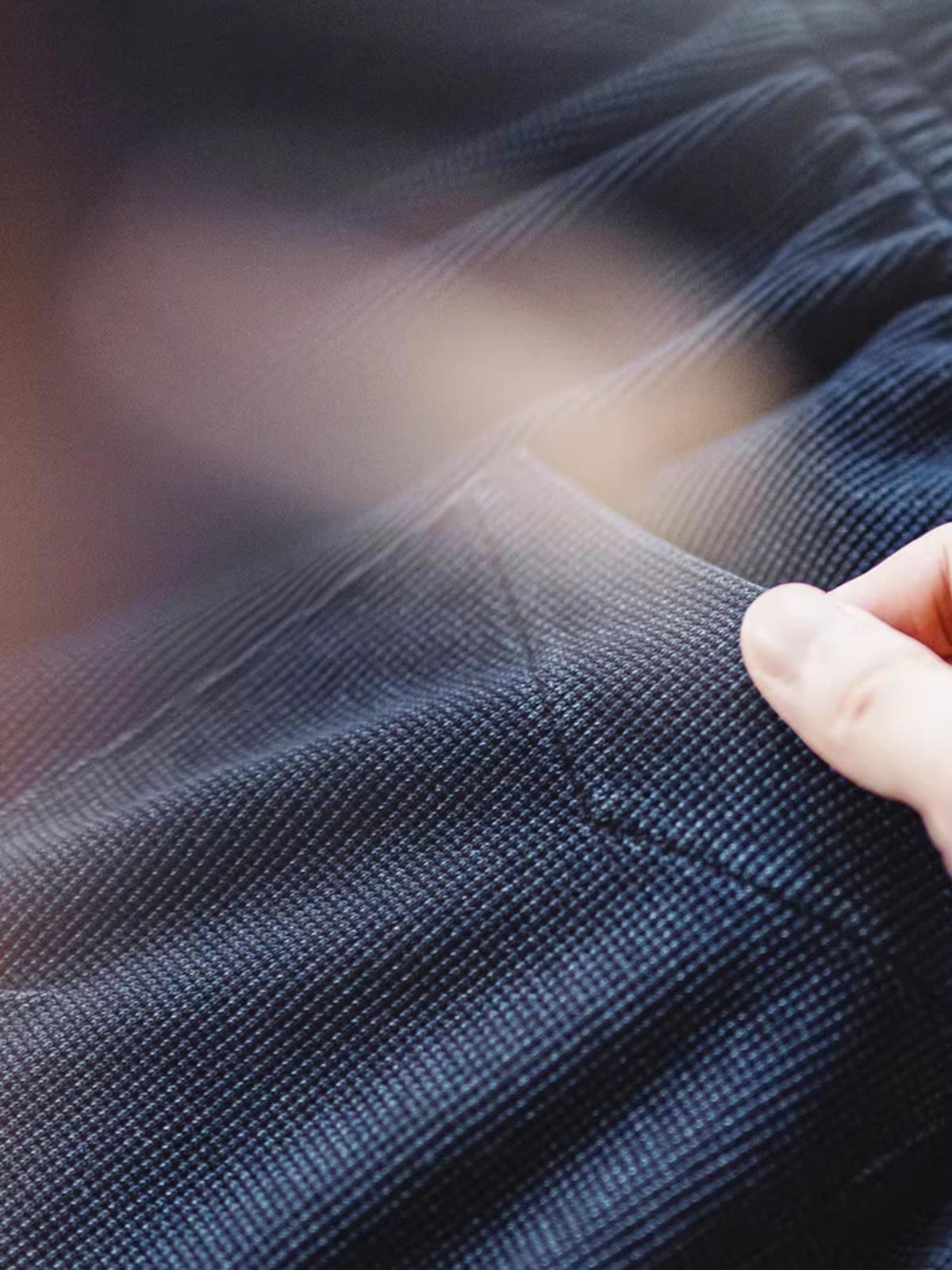 製品画像: ワッフルニットドレープ効果付きカジュアルパンツ正面図
詳細画像: パンツのディテール、白い編み込みドローストリングと石風ビーズ