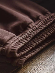 膝のダブルプリーツとウエストのゴム仕様ディテール