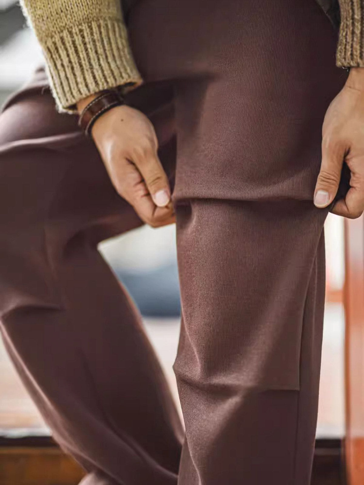 膝のダブルプリーツとウエストのゴム仕様ディテール